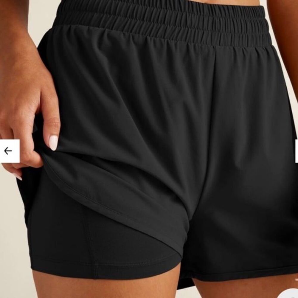 Beyond Yoga In Stride Lined Shorts Black Small NWT
